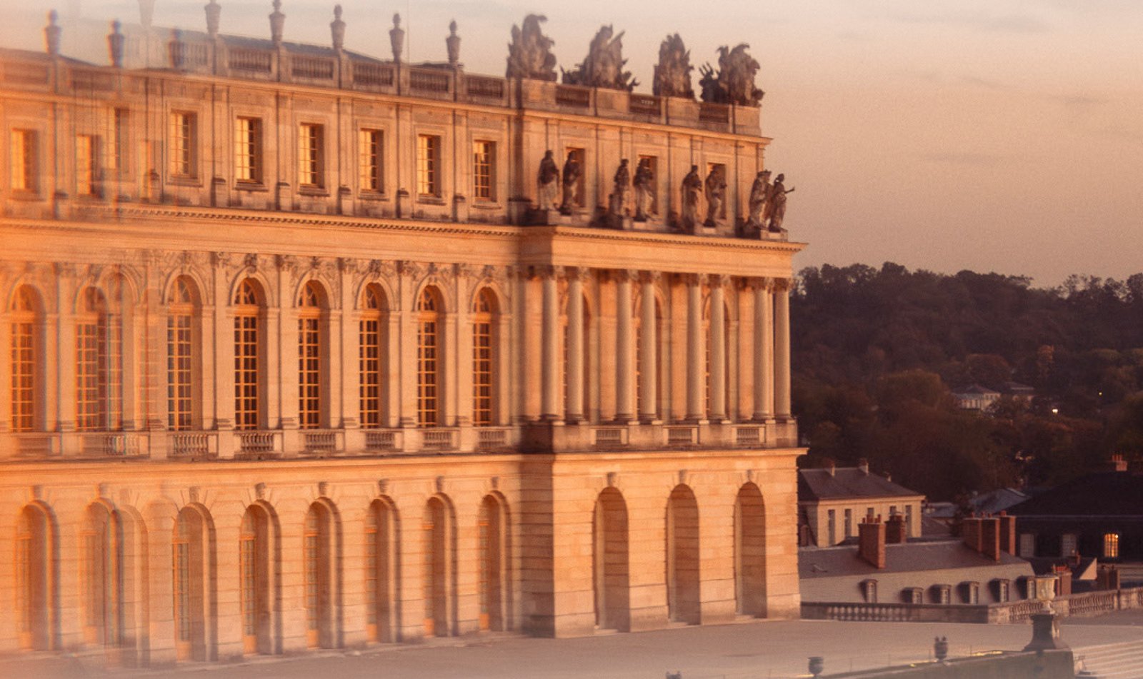 Fachada del Château de Versailles al atardecer