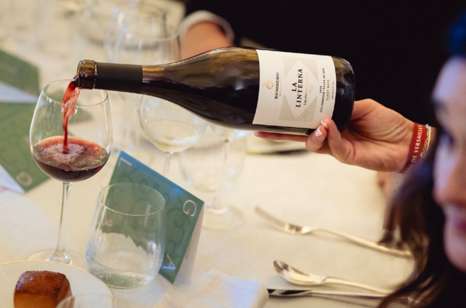 Servicio de La Linterna Pinot Noir durante la cena de gala